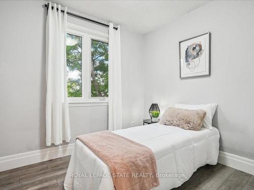 21-130 Livingston Ave, Grimsby, ON - Indoor Photo Showing Bedroom