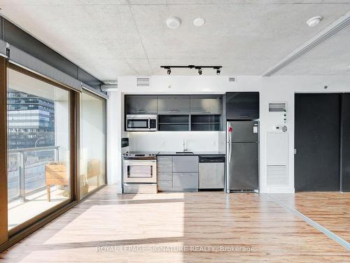 507-32 Trolley Cres, Toronto, ON - Indoor Photo Showing Kitchen