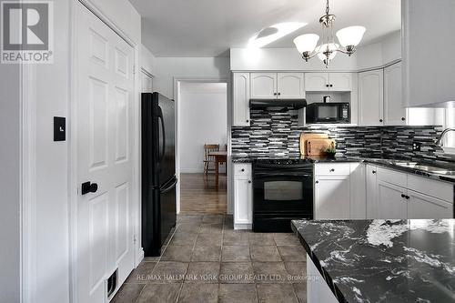 17 Mckean Boulevard, Clearview, ON - Indoor Photo Showing Kitchen With Upgraded Kitchen