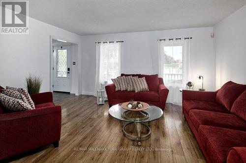 17 Mckean Boulevard, Clearview, ON - Indoor Photo Showing Living Room