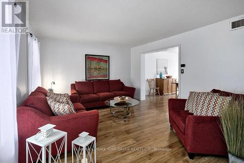 17 Mckean Boulevard, Clearview, ON - Indoor Photo Showing Living Room