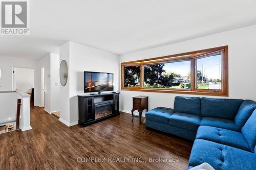 1361 Cedar Street, Oshawa, ON - Indoor Photo Showing Living Room