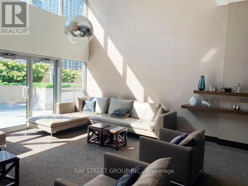 1119 - 386 Yonge Street, Toronto, ON - Indoor Photo Showing Living Room