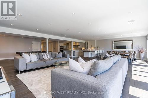 423 Guildwood Parkway, Toronto, ON - Indoor Photo Showing Living Room