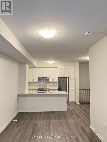 293 - 140 Honeycrisp Crescent, Vaughan, ON - Indoor Photo Showing Kitchen With Double Sink