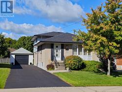 165 HOOVER CRESCENT  Hamilton, ON L9A 3H2