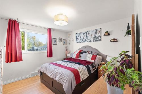 62 Fontaine Crescent, Winnipeg, MB - Indoor Photo Showing Bedroom