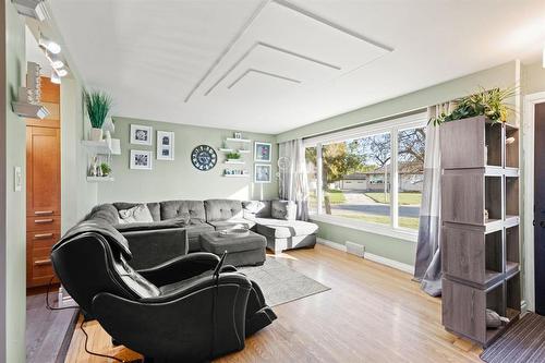 62 Fontaine Crescent, Winnipeg, MB - Indoor Photo Showing Living Room