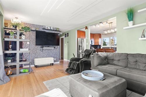 62 Fontaine Crescent, Winnipeg, MB - Indoor Photo Showing Living Room