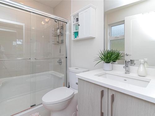 209-3333 Glasgow Ave, Saanich, BC - Indoor Photo Showing Bathroom