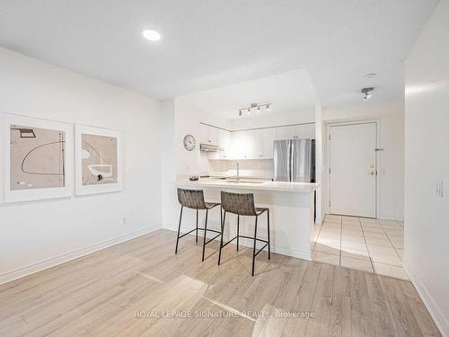 413-35 Kingsbridge Garden Circ, Mississauga, ON - Indoor Photo Showing Kitchen