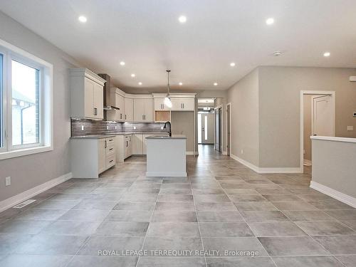 566 Old Course Tr, Welland, ON - Indoor Photo Showing Kitchen