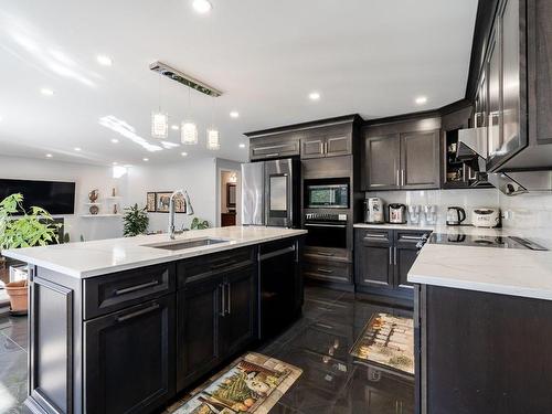 Cuisine - 7985 Crois. Rhone, Brossard, QC - Indoor Photo Showing Kitchen With Upgraded Kitchen