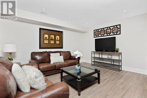 114 Wood Lane, Richmond Hill, ON - Indoor Photo Showing Living Room