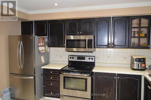 19 Ashbrook Way, Brampton, ON - Indoor Photo Showing Kitchen