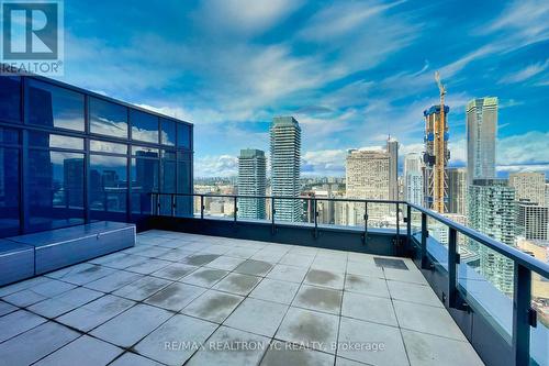 3907 - 955 Bay Street, Toronto, ON - Outdoor