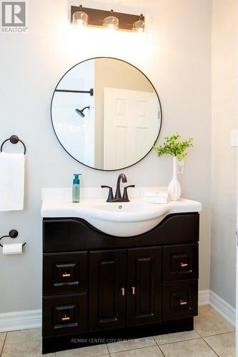 30 Algonquin Crescent, London, ON - Indoor Photo Showing Bathroom