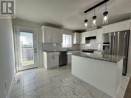 1057 Aspen Ridge Crescent, Lakeshore, ON - Indoor Photo Showing Kitchen With Upgraded Kitchen