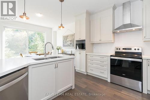 102 Wood Crescent, Essa, ON - Indoor Photo Showing Kitchen With Double Sink With Upgraded Kitchen