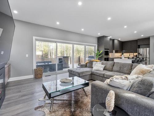 11 Joliet Cres, Tiny, ON - Indoor Photo Showing Living Room