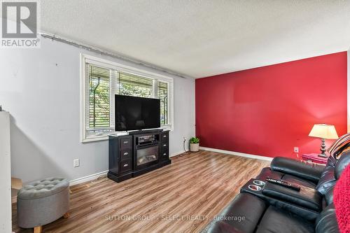 114 St Lawrence Boulevard, London, ON - Indoor Photo Showing Living Room