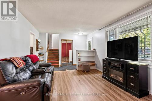 114 St Lawrence Boulevard, London, ON - Indoor Photo Showing Living Room