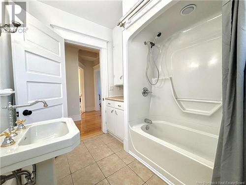 530 Murray, Bathurst, NB - Indoor Photo Showing Bathroom