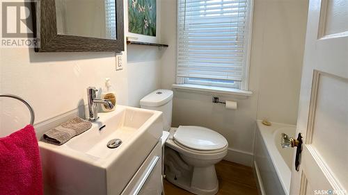 2525 Atkinson Street, Regina, SK - Indoor Photo Showing Bathroom