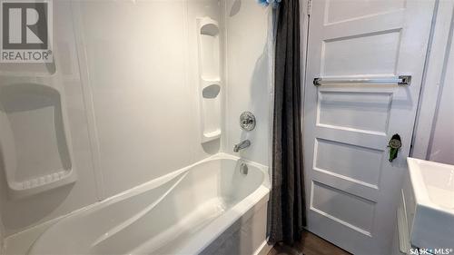 2525 Atkinson Street, Regina, SK - Indoor Photo Showing Bathroom