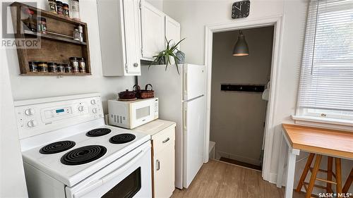 2525 Atkinson Street, Regina, SK - Indoor Photo Showing Kitchen