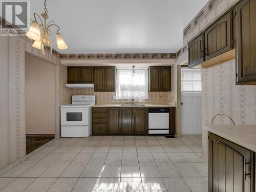 2977 Forest Glade Drive, Windsor, ON - Indoor Photo Showing Kitchen