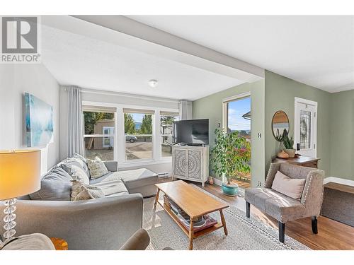 2990 Mcculloch Road, Kelowna, BC - Indoor Photo Showing Living Room