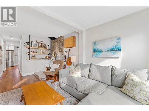 2990 Mcculloch Road, Kelowna, BC - Indoor Photo Showing Living Room