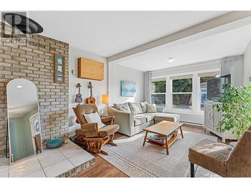 2990 Mcculloch Road, Kelowna, BC - Indoor Photo Showing Living Room