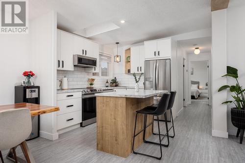 1709 15 Avenue, Vernon, BC - Indoor Photo Showing Kitchen With Upgraded Kitchen