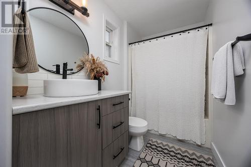 1709 15 Avenue, Vernon, BC - Indoor Photo Showing Bathroom