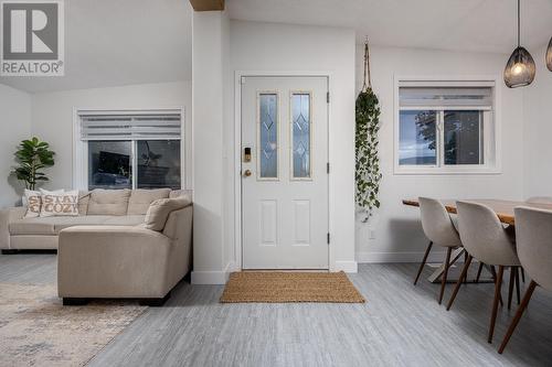 1709 15 Avenue, Vernon, BC - Indoor Photo Showing Living Room