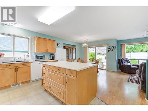 2330 Butt Road Unit# 18, West Kelowna, BC - Indoor Photo Showing Kitchen