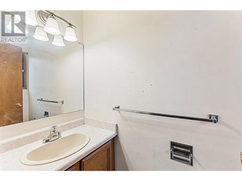 280 Prior Road N, Kelowna, BC - Indoor Photo Showing Bathroom