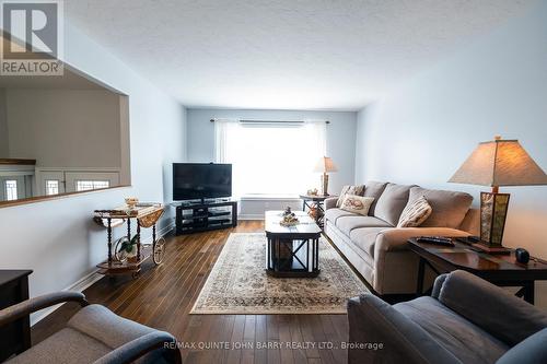 26 Fox Den Drive, Brighton, ON - Indoor Photo Showing Living Room