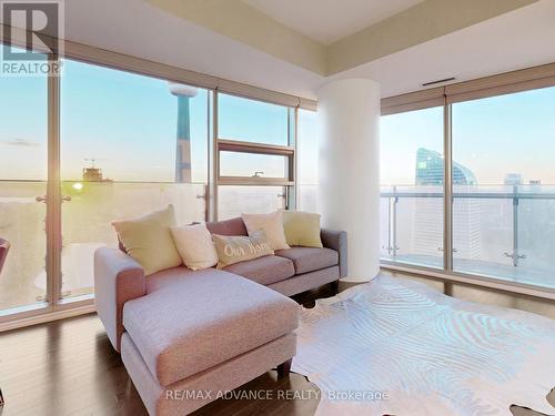 6008 - 14 York Street, Toronto, ON - Indoor Photo Showing Living Room