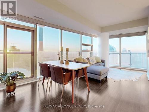 6008 - 14 York Street, Toronto, ON - Indoor Photo Showing Living Room