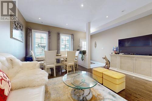 15 - 40 Hargrave Lane, Toronto, ON - Indoor Photo Showing Living Room