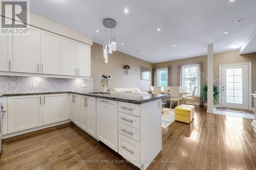 15 - 40 Hargrave Lane, Toronto, ON - Indoor Photo Showing Kitchen With Upgraded Kitchen