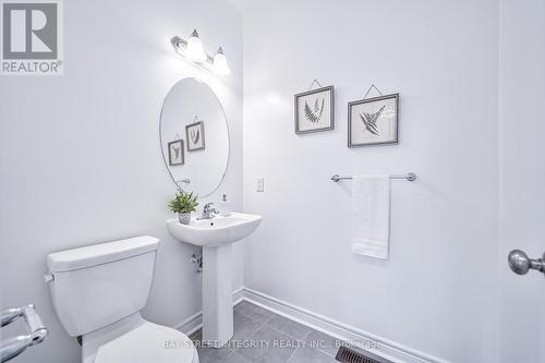 2 Cobb Street, Aurora, ON - Indoor Photo Showing Bathroom