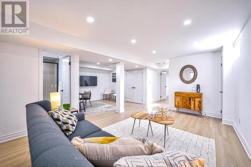 2 Cobb Street, Aurora, ON - Indoor Photo Showing Living Room