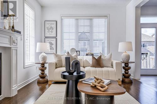 2 Cobb Street, Aurora, ON - Indoor Photo Showing Living Room