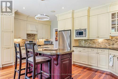 13 Bridle Trail, Springwater, ON - Indoor Photo Showing Kitchen With Upgraded Kitchen