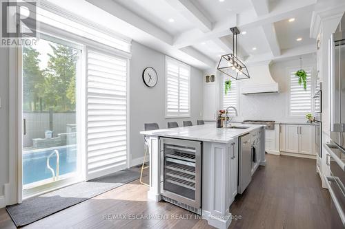 4 Lockman Drive, Hamilton, ON - Indoor Photo Showing Kitchen With Upgraded Kitchen