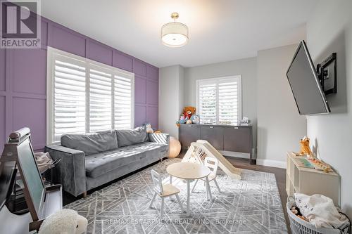 4 Lockman Drive, Hamilton, ON - Indoor Photo Showing Living Room